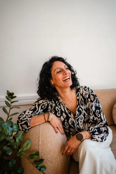 Angelique Lakehal projet web Angélique, Waku Atelier Digital, travaille avec le sourire pour la stratégie digitale de ses clients